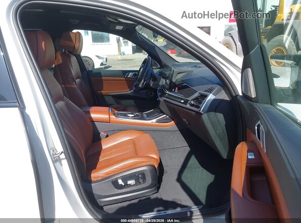 5UX33EM01P9R52117 2023 BMW X7 White Widok wnętrza z przodu