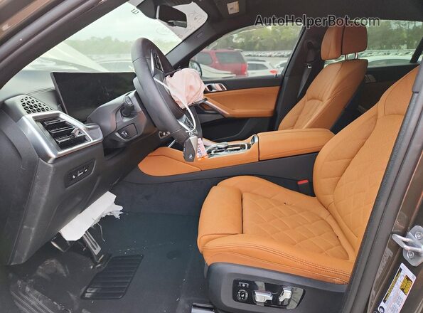 5UX33EX04T9325630 2026 BMW X6 Green Widok wnętrza z przodu