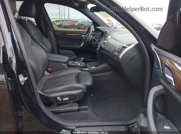5UX43DP06N9N05841 2022 BMW X3 Черный Вид салона спереди