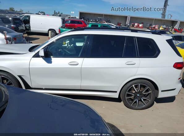 5UXCW2C01M9E98358 2021 BMW X7 White სალონის 360-გრადუსიანი ხედი