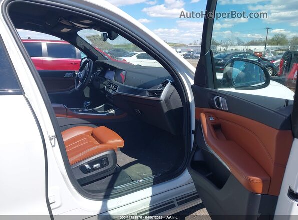5UXCW2C06N9M03095 2022 BMW X7 Белый Вид салона спереди