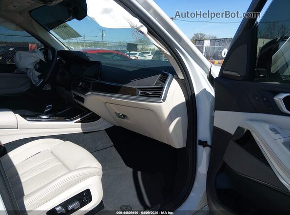 5UXCW2C07M9D82789 2021 BMW X7 White Вид салону спереду