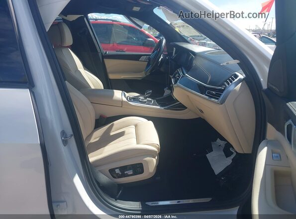 5UXCW2C0XM9F12001 2021 BMW X7 White Սալոնի դիմացի տեսք