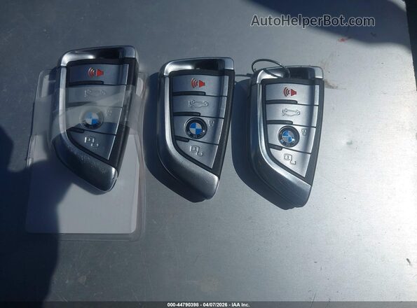 5UXCW2C0XM9F12001 2021 BMW X7 White Առջևի վահանակի տեսք