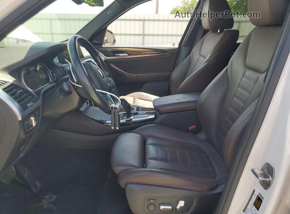 5UXTR9C5XJLC83085 2018 BMW X3 White Вид салону спереду