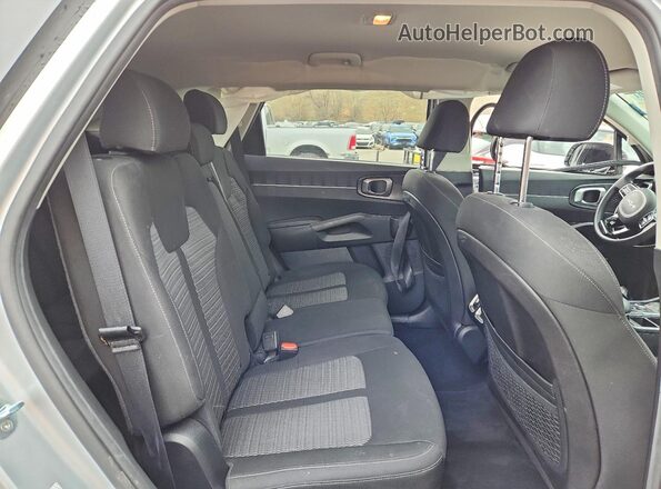 5XYRGDLC9NG113463 2022 KIA SORENTO Silver Widok wnętrza z tyłu