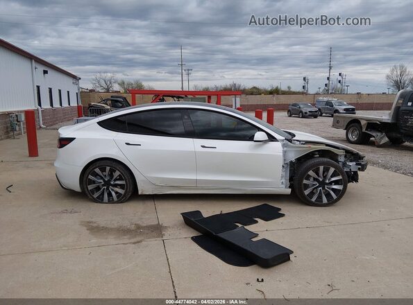 5YJ3E1EB3SF932910 2025 TESLA MODEL 3 White Vista interior trasera