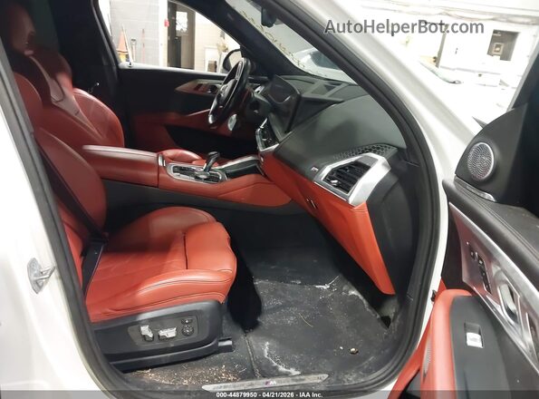 5YM23CS08P9R93789 2023 BMW XM Белый Вид салона спереди