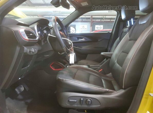 KL79MUSLXPB099674 2023 CHEVROLET TRAILBLAZER Желтый Вид салона спереди