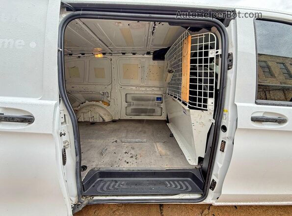 WD3PG2EA5H3338702 2017 MERCEDES-BENZ METRIS White წინა სალონის ხედი