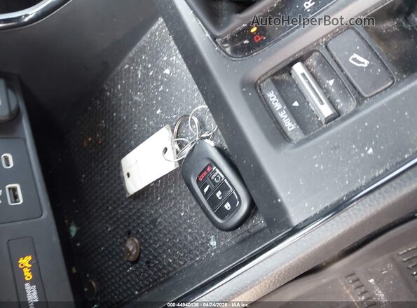 7FARS6H55PE039977 2023 HONDA CR-V HYBRID Red Widok deski rozdzielczej