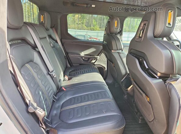 7FCTGAAA2NN006568 2022 RIVIAN R1T White Widok tylnych siedzeń