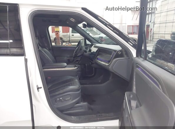 7FCTGAAA5NN007455 2022 RIVIAN R1T White Front interior view