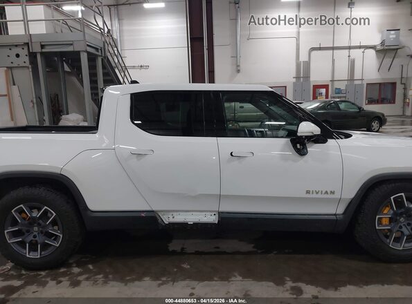 7FCTGAAA5NN007455 2022 RIVIAN R1T White 360 interior view