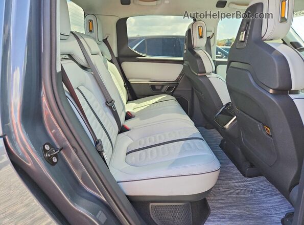 7FCTGAAA8NN014013 2022 RIVIAN R1T Gray უკანა სავარძლების ხედი