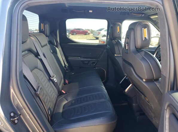 7FCTGAAL2NN011562 2022 RIVIAN R1T Gray Widok tylnych siedzeń