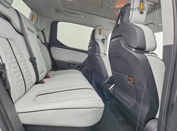 7FCTGAAL7PN022768 2023 RIVIAN R1T White Вид задніх сидінь