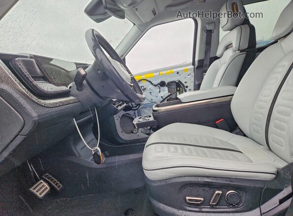 7FCTGAAL7PN022768 2023 RIVIAN R1T White Вид салону спереду