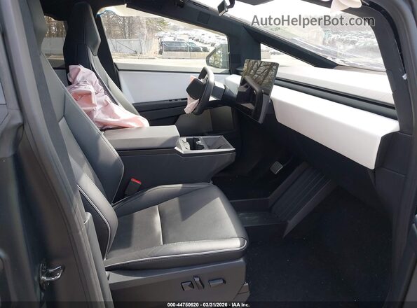 7G2CEHED4SA060001 2025 TESLA CYBERTRUCK Silver Widok wnętrza z przodu