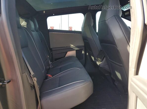 7G2CEHED5SA075817 2025 TESLA CYBERTRUCK Silver Սալոնի հետևի տեսք