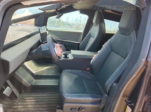 7G2CEHED7SA080663 2025 TESLA CYBERTRUCK Серебряный Вид салона спереди