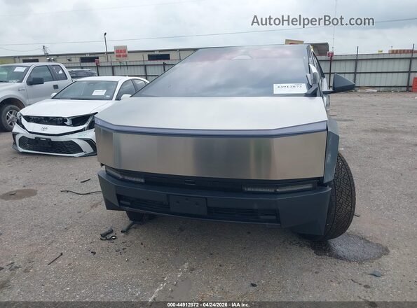 7G2CEHED9SA081510 2025 TESLA CYBERTRUCK Silver Vista del cuadro de instrumentos