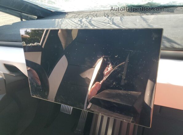 7G2CEHEE1RA049685 2024 TESLA CYBERTRUCK Silver Սարքավորումների վահանակի տեսք