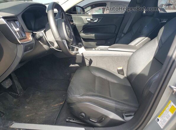 7JRL12FL9RG319796 2024 VOLVO S60 Silver Widok wnętrza z przodu
