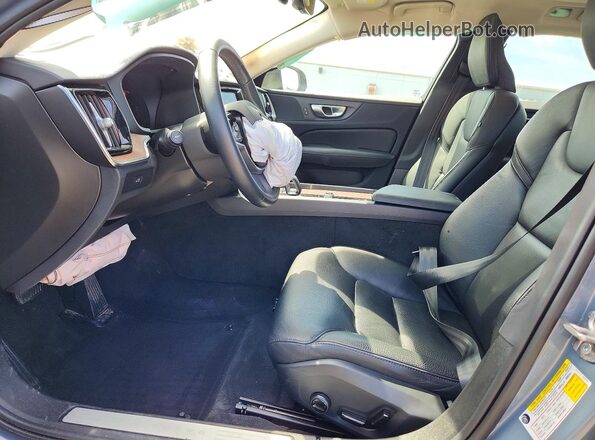 7JRL12TL5RG282444 2024 VOLVO S60 Бирюзовый Вид салона спереди