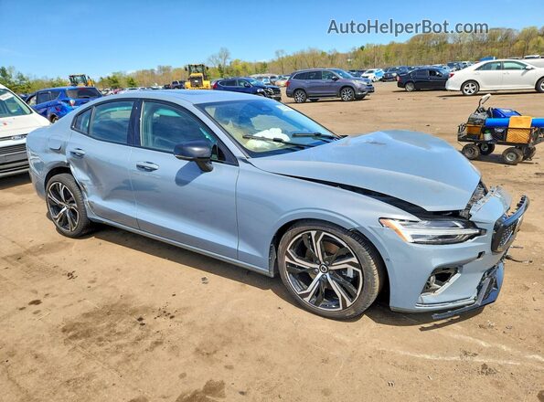 7JRL12TL5RG282444 2024 VOLVO S60 Бирюзовый Передняя правая четверть