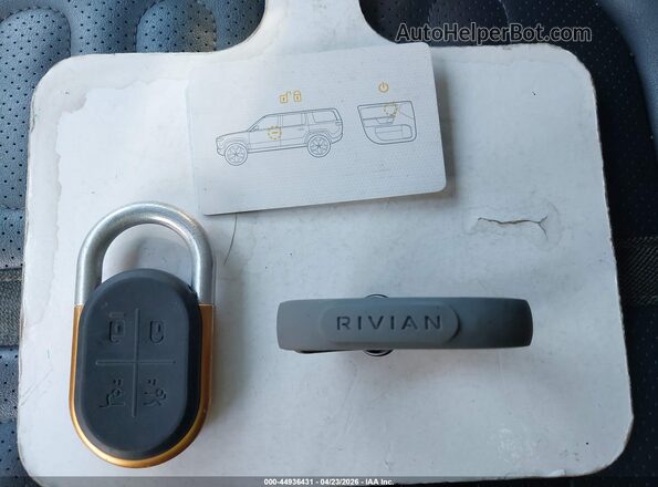 7PDSGABL0NN002240 2022 RIVIAN R1S Black Widok deski rozdzielczej