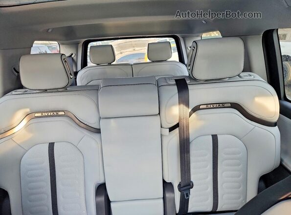7PDSGCBA7TN083776 2026 RIVIAN R1S Черный Вид задних сидений