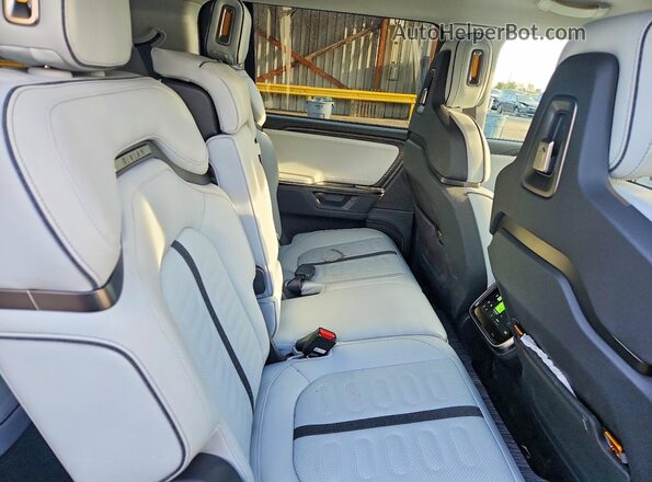 7PDSGCBA7TN083776 2026 RIVIAN R1S Черный Вид задней части салона
