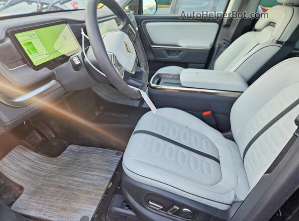 7PDSGCBA7TN083776 2026 RIVIAN R1S Черный Вид салона спереди
