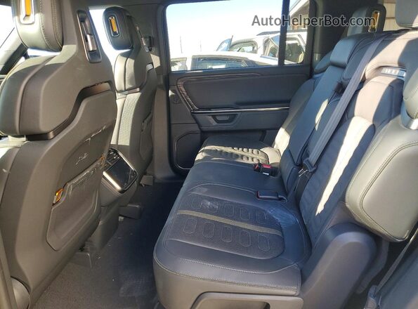 7PDSGGBA1TN080010 2026 RIVIAN R1S Silver უკანა სალონის ხედი