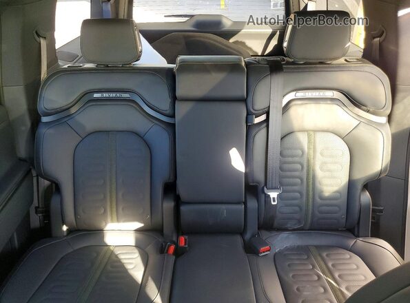 7PDSGGBA1TN080010 2026 RIVIAN R1S Silver უკანა სავარძლების ხედი