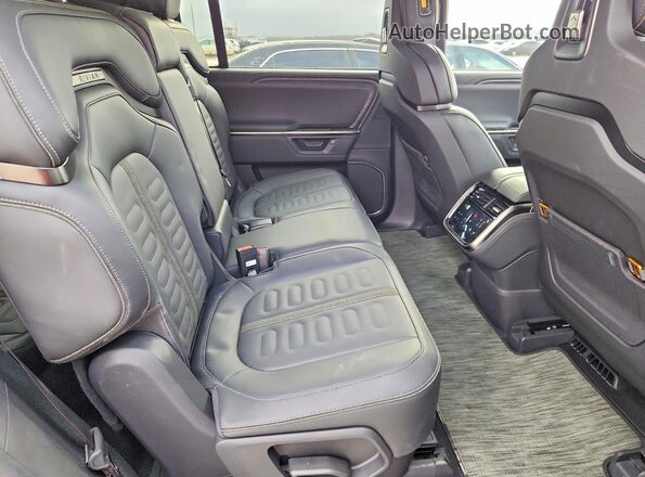 7PDSGGBA7TN079539 2026 RIVIAN R1S Silver უკანა სალონის ხედი