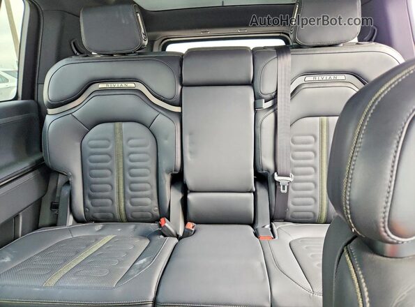 7PDSGGBA7TN079539 2026 RIVIAN R1S Silver უკანა სავარძლების ხედი