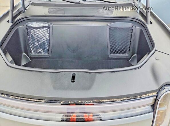 7PDSGGBA7TN079539 2026 RIVIAN R1S Silver ძრავის განყოფილების ხედი