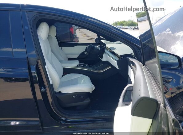 7SAXCBE62NF340003 2022 TESLA MODEL X Черный Вид салона спереди