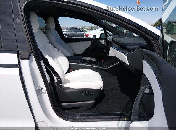 7SAXCBE64SF469811 2025 TESLA MODEL X Белый Вид салона спереди