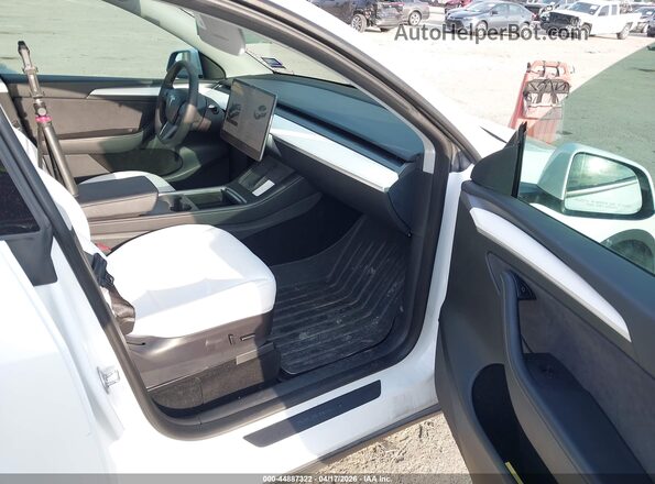 7SAYGAEE2PF689210 2023 TESLA MODEL Y Белый Вид салона спереди
