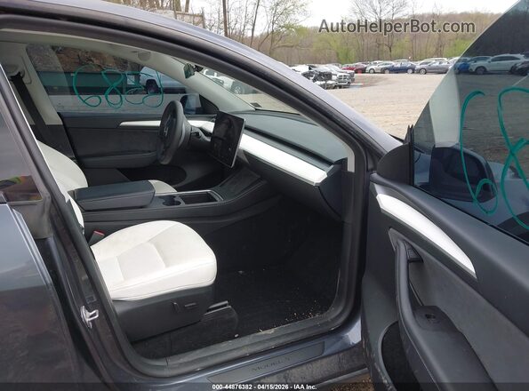 7SAYGAEE9PF964944 2023 TESLA MODEL Y Gray Vista interior delantera