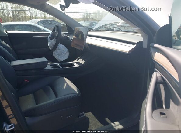 7SAYGAEEXRF020217 2024 TESLA MODEL Y Gray Front interior view