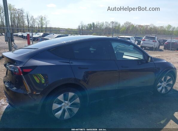 7SAYGAEEXRF020217 2024 TESLA MODEL Y Gray Rear interior view