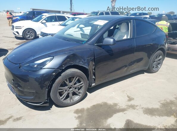 7SAYGDED0SF316099 2025 TESLA MODEL Y Black Առջևի ձախ երեք քառորդ տեսարան