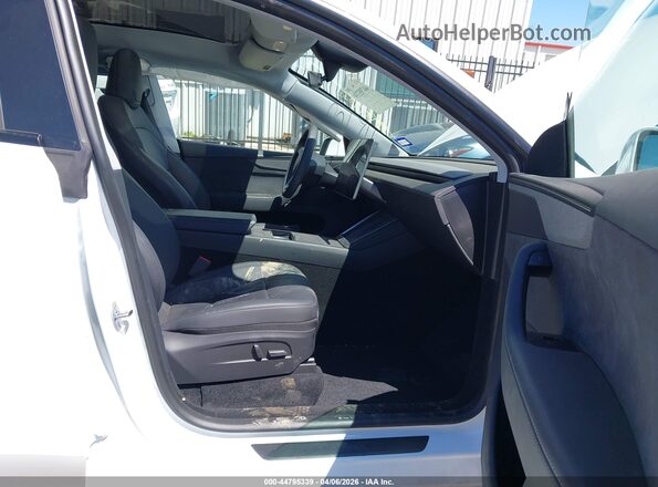 7SAYGDED0TA609063 2026 TESLA MODEL Y Белый Вид салона спереди