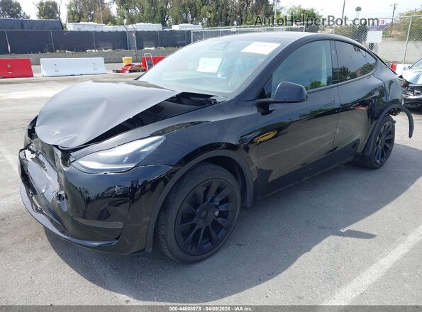 7SAYGDED2RF054631 2024 TESLA MODEL Y Black Առջևի ձախ երեք քառորդ տեսարան