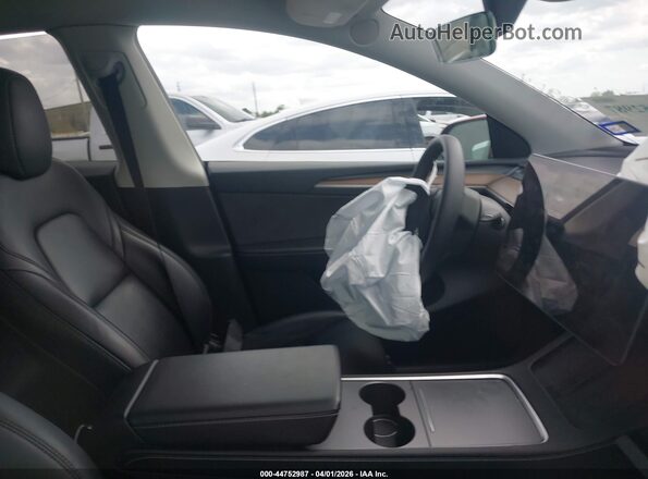 7SAYGDED3RF113881 2024 TESLA MODEL Y Красный Вид салона спереди