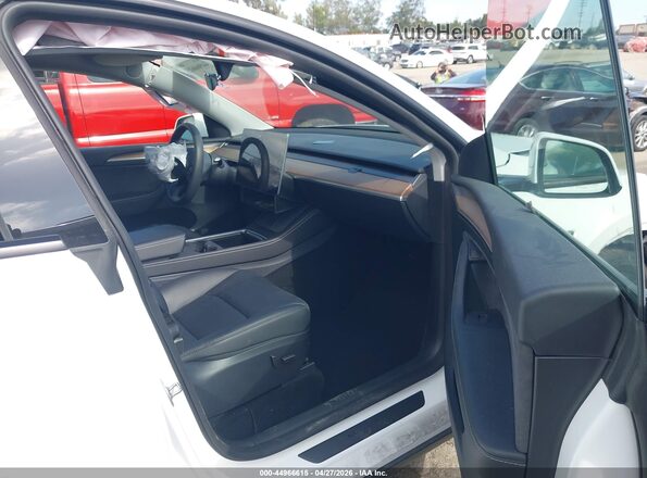 7SAYGDED4RF112514 2024 TESLA MODEL Y White Vista interior delantera